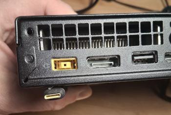 Rückseite des Lenovo ThinkCenter M910q mit falschem Netzteil-Stecker